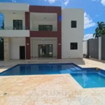 Piscina de una villa en venta en Puerto Plata, República Dominicana.