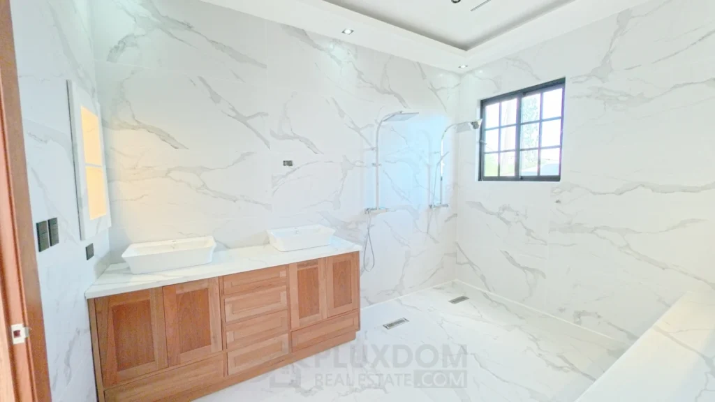 Baño principal de una villa en venta en Puerto Plata, República Dominicana.