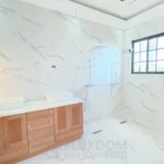 Baño principal de una villa en venta en Puerto Plata, República Dominicana.
