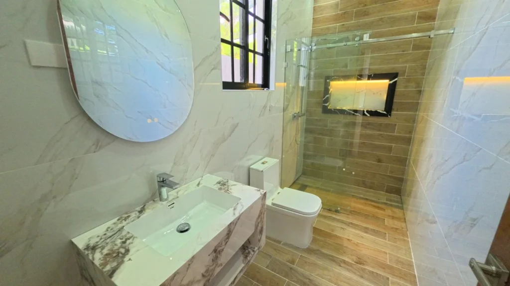 Baño secundario de una villa en venta en Puerto Plata, República Dominicana.