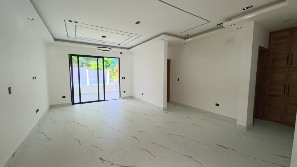 Escalera interior de una villa en venta en Puerto Plata, República Dominicana.