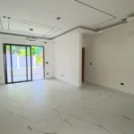 Escalera interior de una villa en venta en Puerto Plata, República Dominicana.