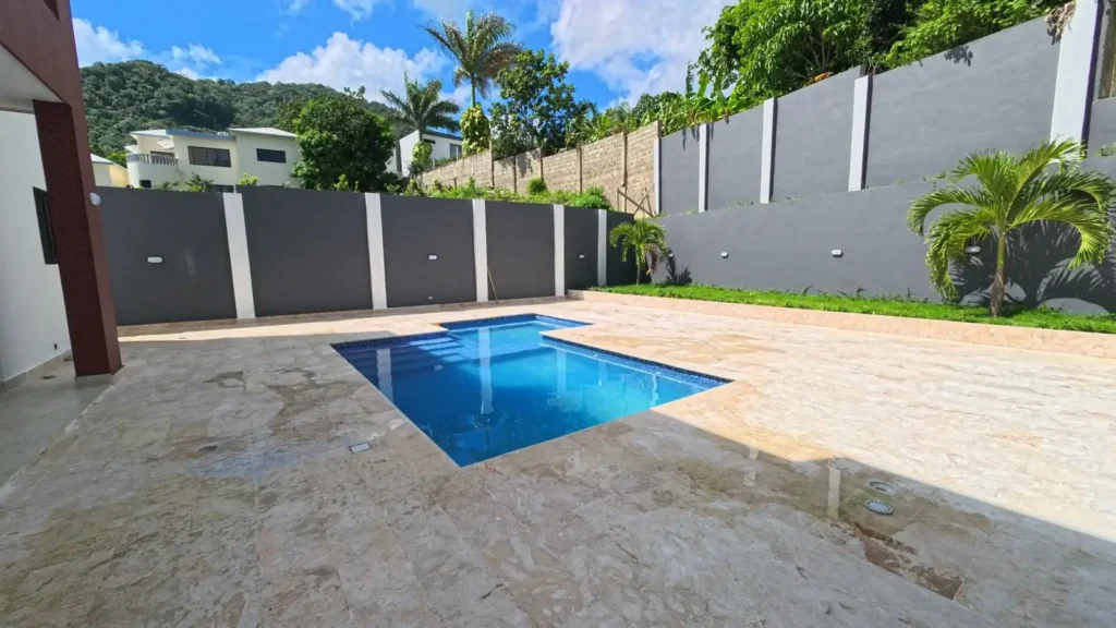 Piscina de una villa en venta en Puerto Plata, República Dominicana.