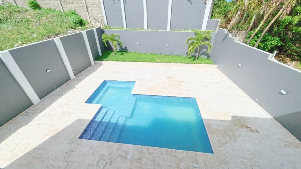 Vista a la piscina de una villa en venta en Puerto Plata, República Dominicana.