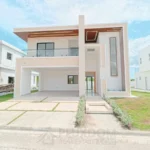 Fachada principal de una villa en venta en Puerto Plata, República Dominicana.