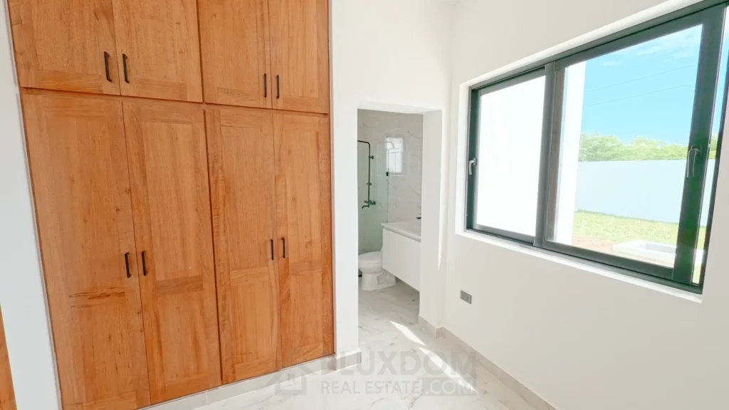 Habitación principal de una villa en venta en Puerto Plata, República Dominicana.