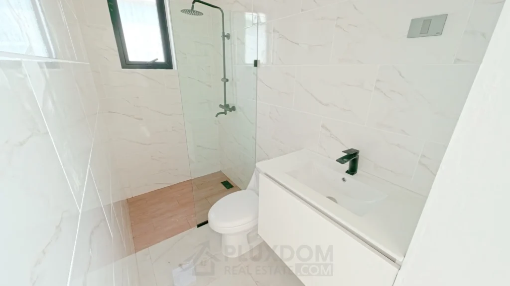 Baño secundario de una villa en venta en Puerto Plata, República Dominicana.