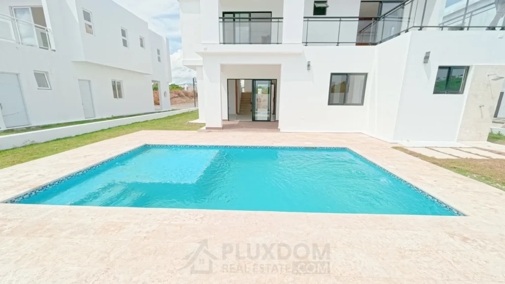 Piscina de una villa en venta en Puerto Plata, República Dominicana.