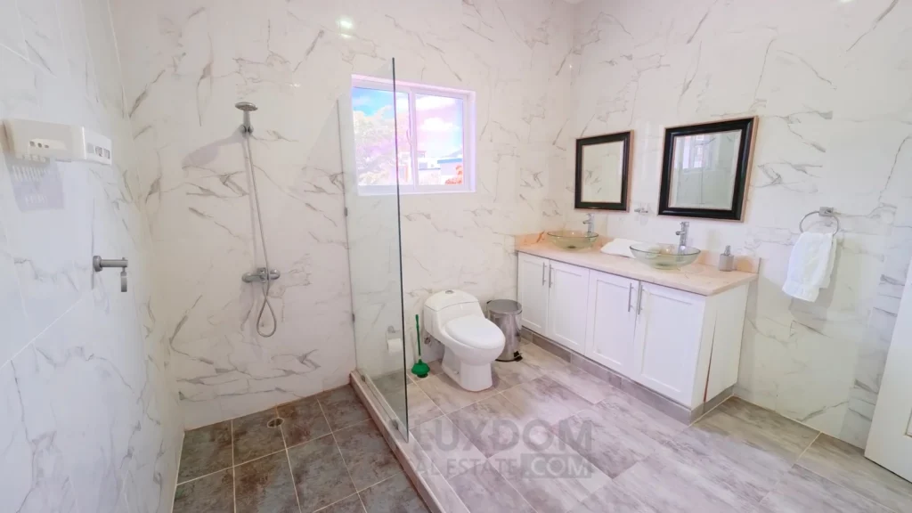 Baño principal de una villa en venta en Puerto Plata, República Dominicana.