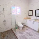 Baño principal de una villa en venta en Puerto Plata, República Dominicana.