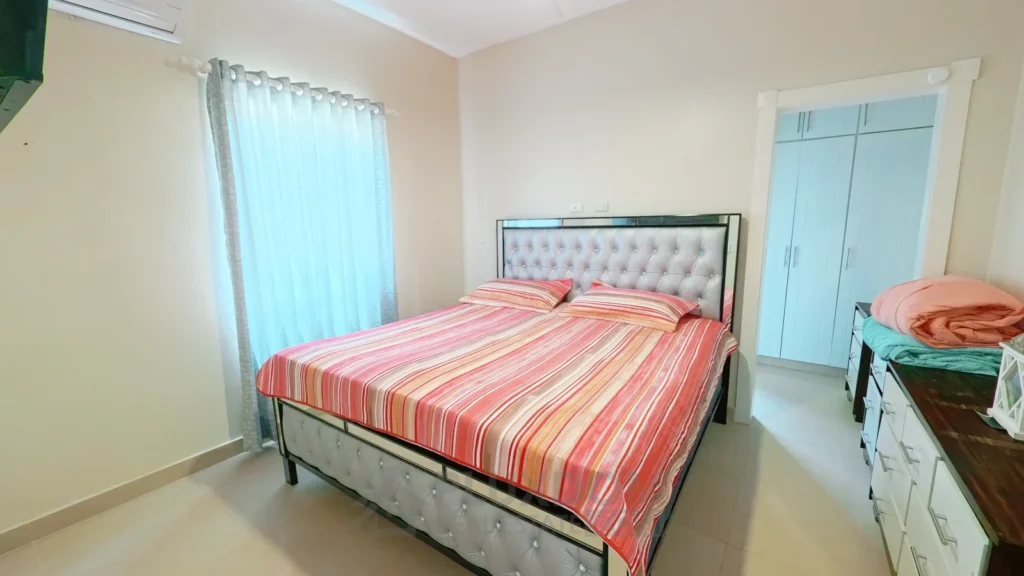 Habitación secundaria de una villa en venta en Puerto Plata, República Dominicana.