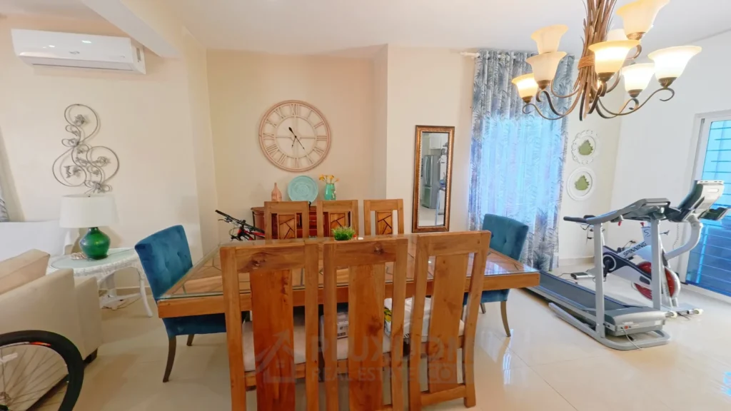 Comedor de una villa en venta en Puerto Plata, República Dominicana.