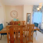 Comedor de una villa en venta en Puerto Plata, República Dominicana.