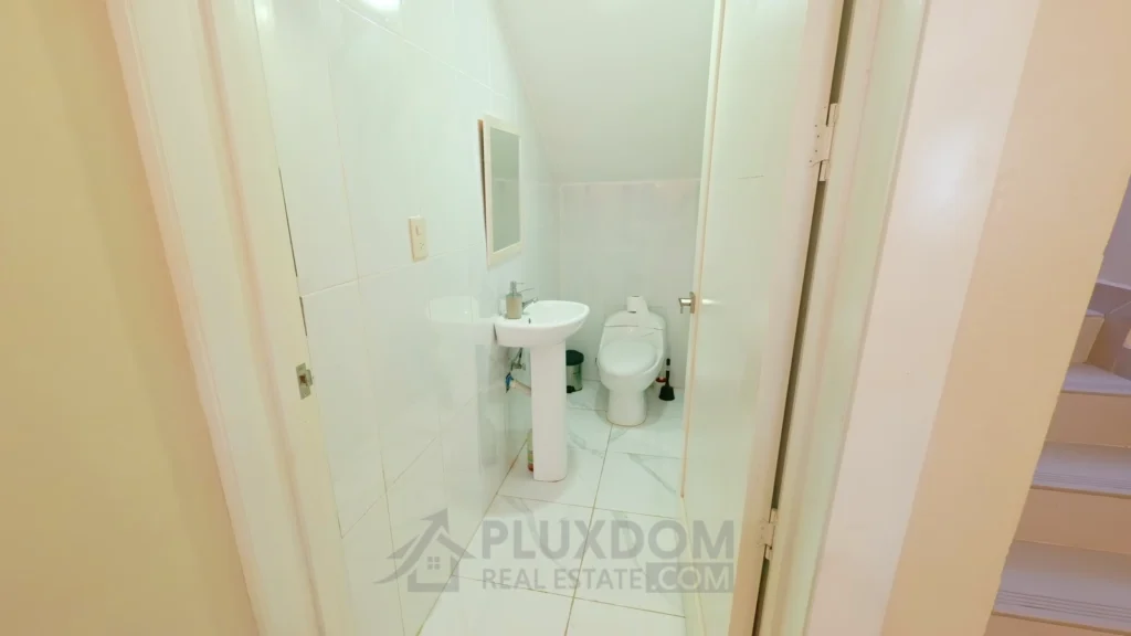 Baño de visitas de una villa en venta en Puerto Plata, República Dominicana.