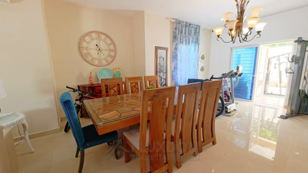 Comedor de una villa en venta en Puerto Plata, República Dominicana.