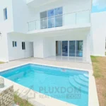 Piscina de una villa en venta en Puerto Plata, República Dominicana.
