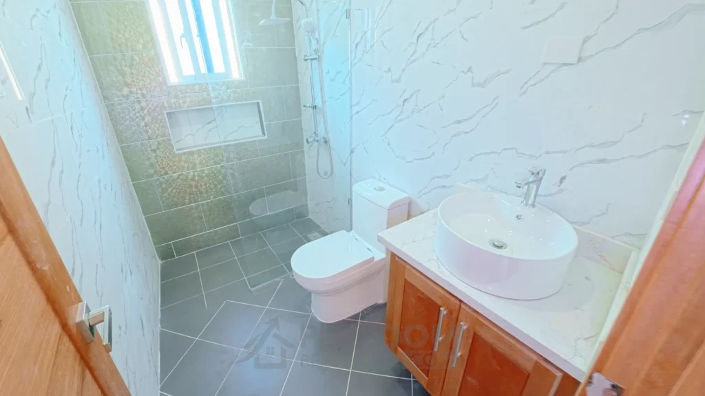 Baño secundario de una villa en venta en Puerto Plata, República Dominicana.
