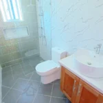 Baño secundario de una villa en venta en Puerto Plata, República Dominicana.