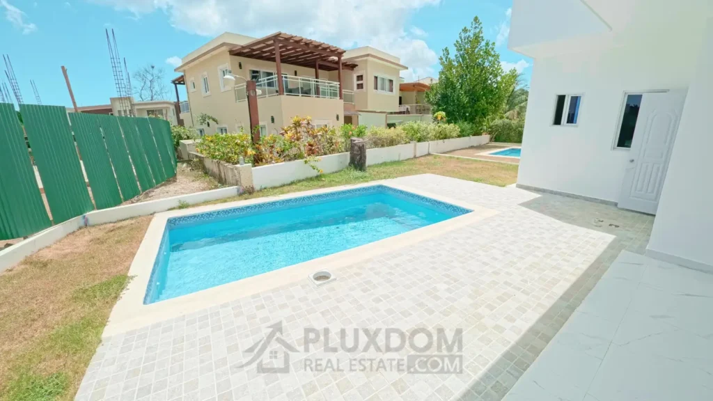 Piscina de una villa en venta en Puerto Plata, República Dominicana.