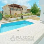 Piscina de una villa en venta en Puerto Plata, República Dominicana.