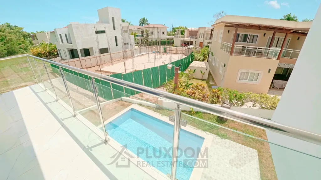Vista a la piscina de una villa en venta en Puerto Plata, República Dominicana.