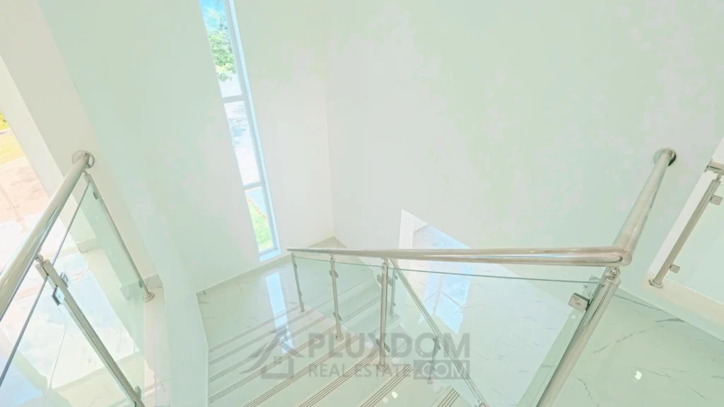 Escalera interior de una villa en venta en Puerto Plata, República Dominicana.