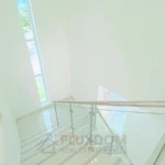 Escalera interior de una villa en venta en Puerto Plata, República Dominicana.