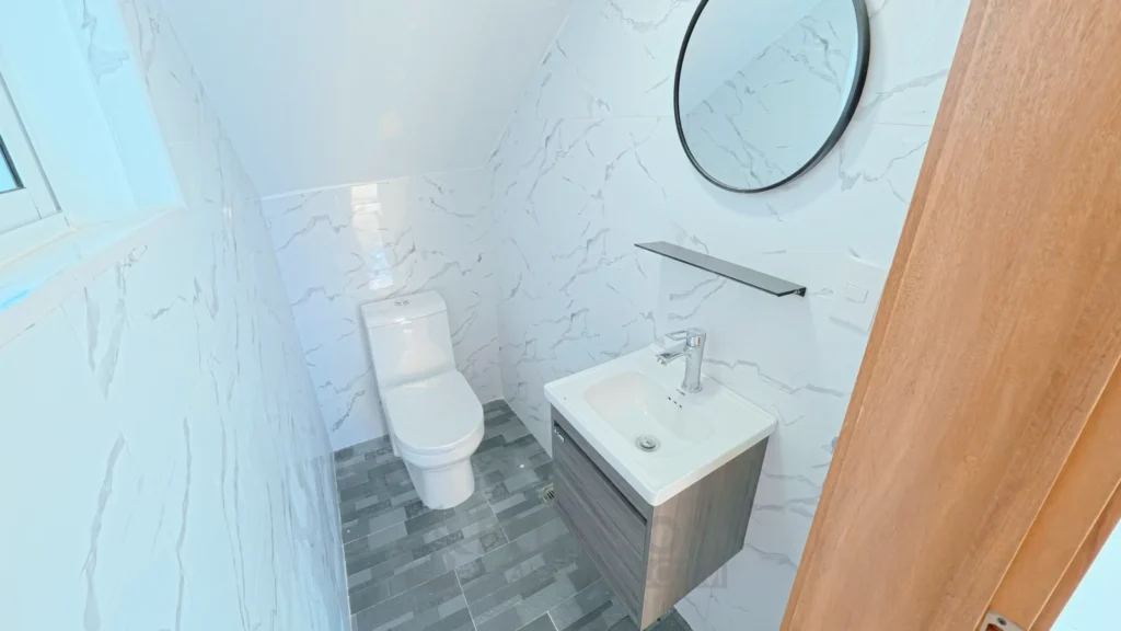 Baño de visitas de una villa en venta en Puerto Plata, República Dominicana.
