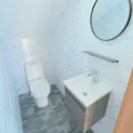 Baño de visitas de una villa en venta en Puerto Plata, República Dominicana.