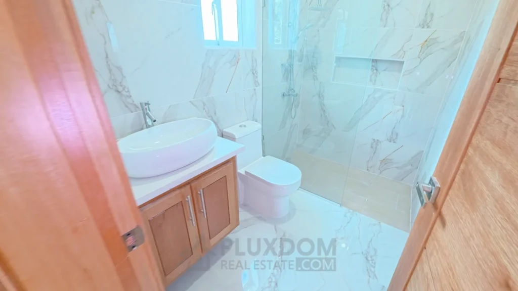Baño principal de una villa en venta en Puerto Plata, República Dominicana.