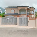 Fachada principal de una villa en venta en Puerto Plata, República Dominicana.