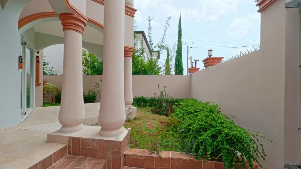 Jardín de una villa en venta en Puerto Plata, República Dominicana.