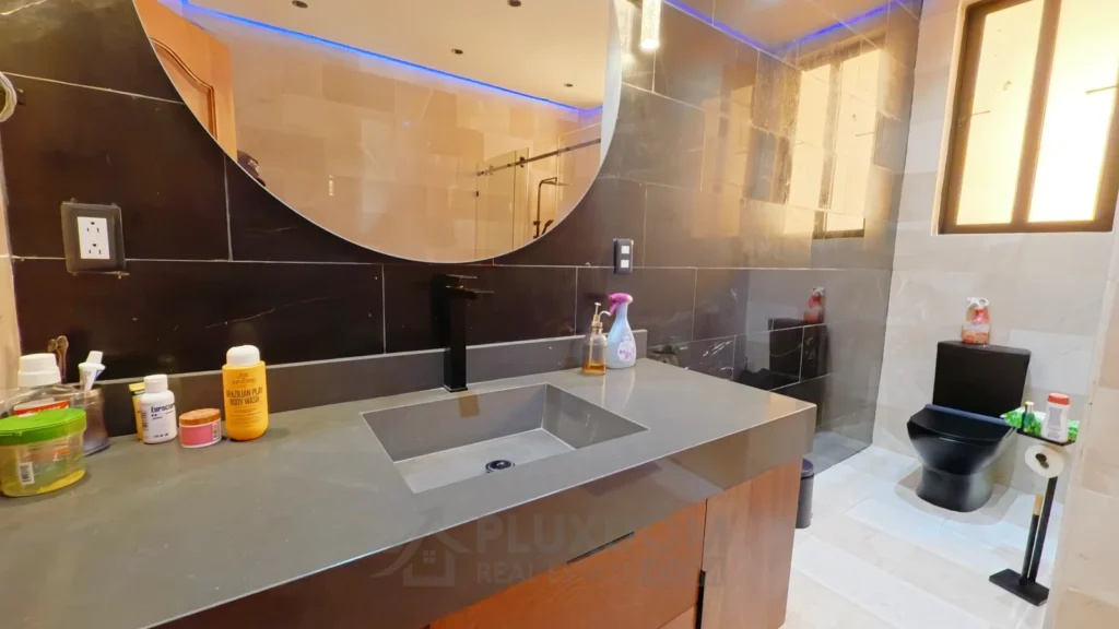 Baño principal de una villa en venta en Puerto Plata, República Dominicana.