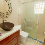 Baño secundario de una villa en venta en Puerto Plata, República Dominicana.