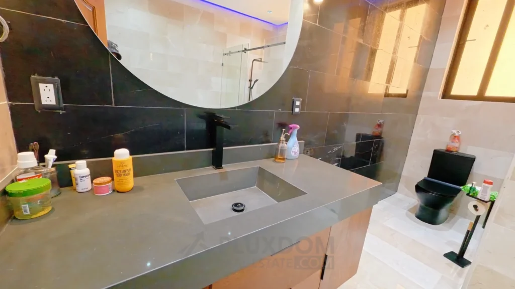 Baño principal de una villa en venta en Puerto Plata, República Dominicana.