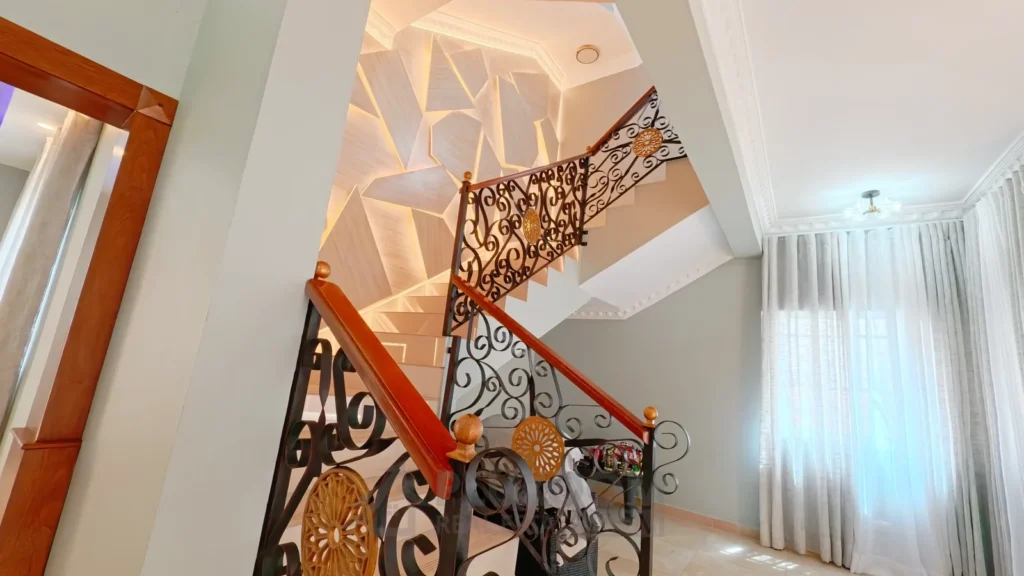 Escalera interior de una villa en venta en Puerto Plata, República Dominicana.