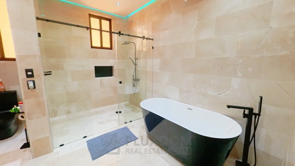 Baño principal de una villa en venta en Puerto Plata, República Dominicana.