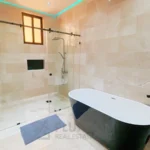 Baño principal de una villa en venta en Puerto Plata, República Dominicana.