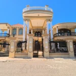 Fachada principal de una villa en venta en Puerto Plata, República Dominicana.