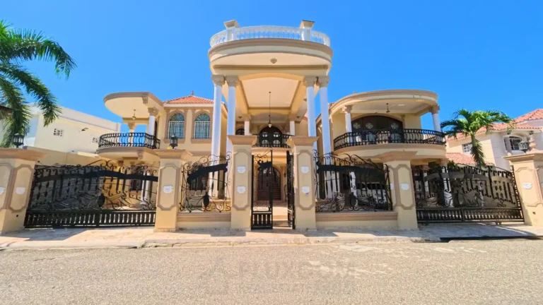 Fachada principal de una villa en venta en Puerto Plata, República Dominicana.