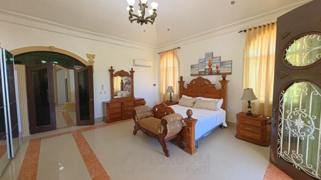 Habitación principal de una villa en venta en Puerto Plata, República Dominicana.