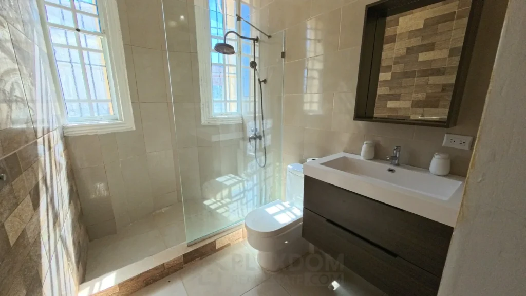 Baño secundario de una villa en venta en Puerto Plata, República Dominicana.