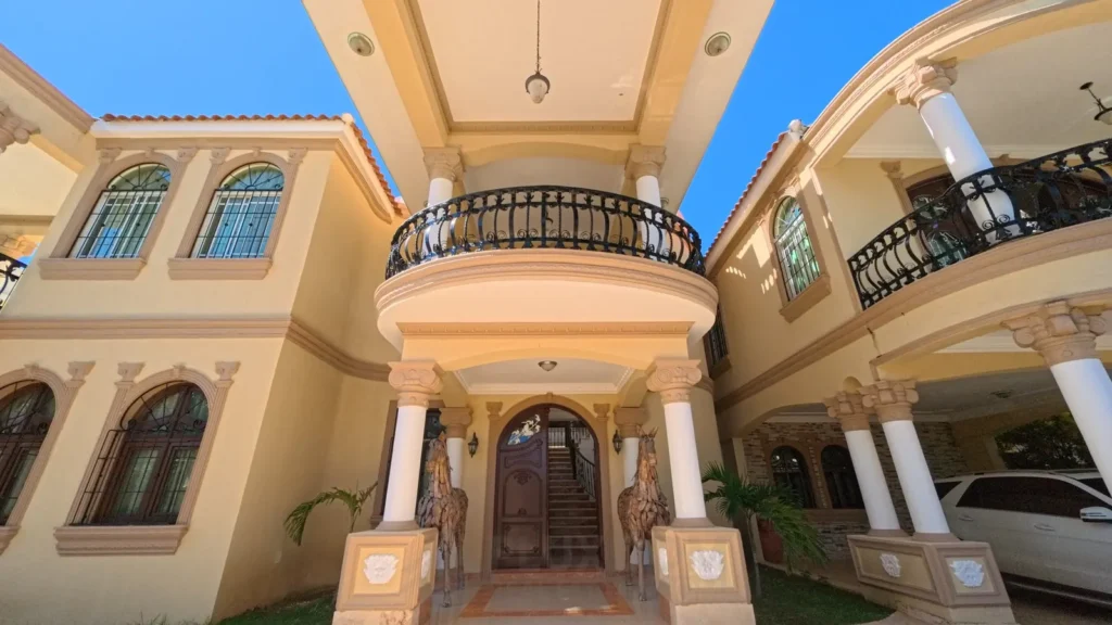 Fachada principal de una villa en venta en Puerto Plata, República Dominicana.