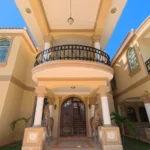 Fachada principal de una villa en venta en Puerto Plata, República Dominicana.