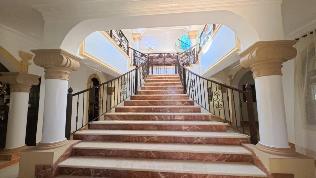 Escalera interior de una villa en venta en Puerto Plata, República Dominicana.