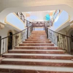 Escalera interior de una villa en venta en Puerto Plata, República Dominicana.