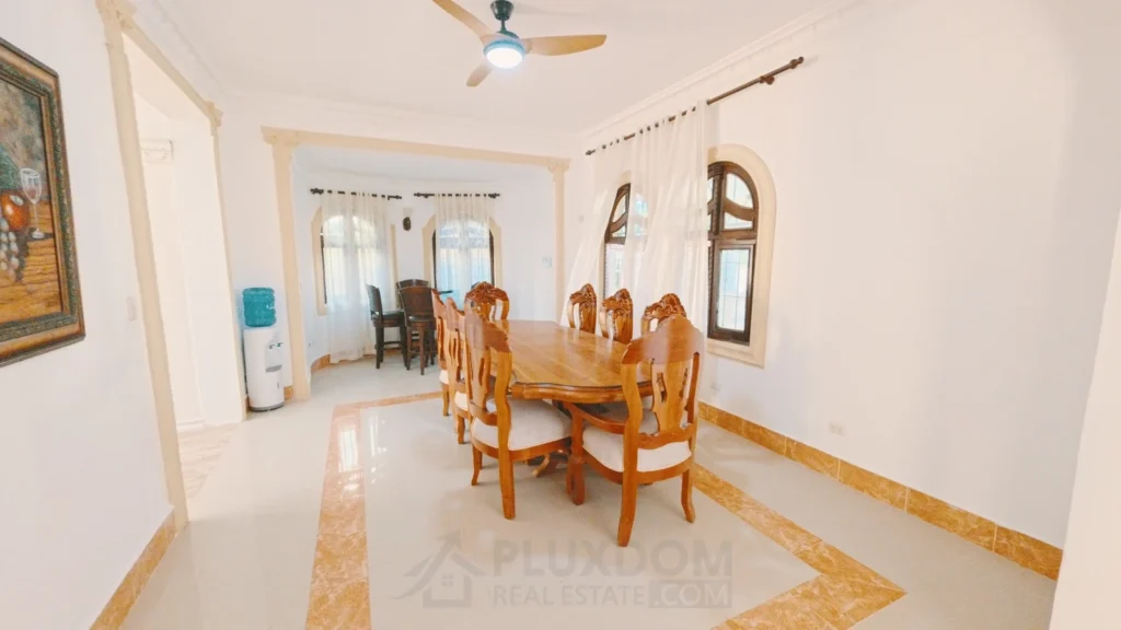 Comedor de una villa en venta en Puerto Plata, República Dominicana.