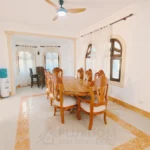 Comedor de una villa en venta en Puerto Plata, República Dominicana.