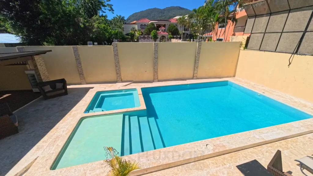 Piscina de una villa en venta en Puerto Plata, República Dominicana.
