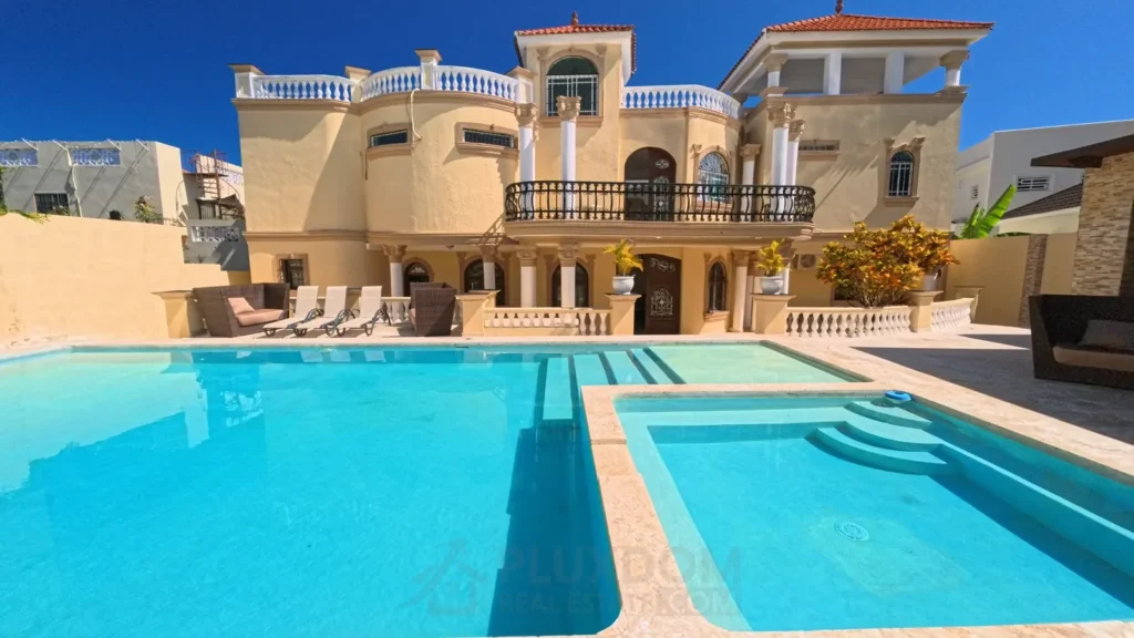 Piscina de una villa en venta en Puerto Plata, República Dominicana.
